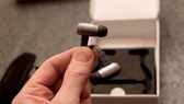 Das ziemlich lange Gehäuse der In-Ears, scheint nicht ganz ergonomisch zu sein und gleitet dadurch relativ einfach aus dem Ohr. 