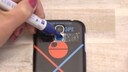 Mit zwei Minuten Aufwand baut man aus seinem Smartphone eine Schwarzlichtlampe.