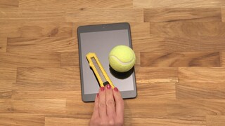 Ein Tennisball kann Ihrem Tablet-Sound ordentlich Kraft verleihen.