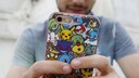 Typ spielt mit Handy