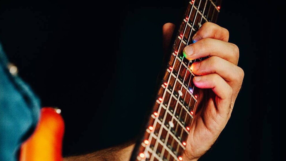 Mit leuchtenden LEDs zeigt Fret Zeppelin dem Spieler wie er greifen muss.