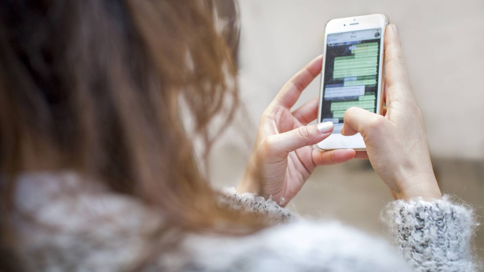 Frau chattet mit WhatsApp