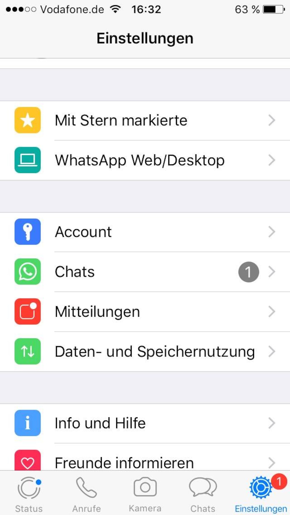 Das Menü von WhatsApp in den Einstellungen ist auf einem Display zu sehen.