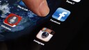 Ein Finger, der auf Smartphone-Apps zeigt