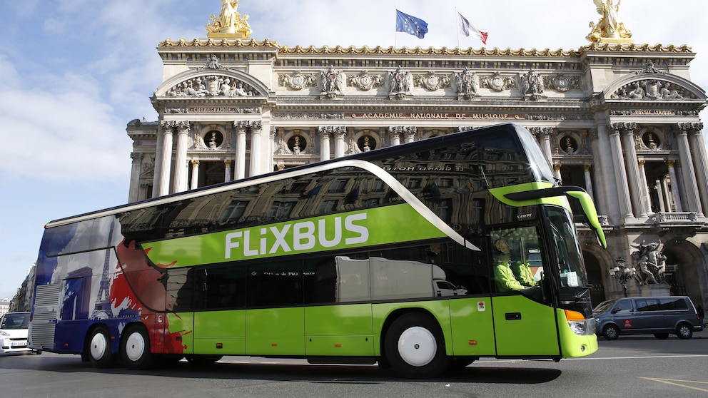 Flixbus vor der Pariser Oper