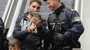 Mann und Polizist schauen auf ein Smartphone