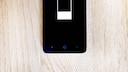 Handy-Akku wird geladen