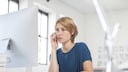Wer bei einer Kunden-Hotline anruft, der sollte auf jeden Fall ein bisschen Zeit einplanen.