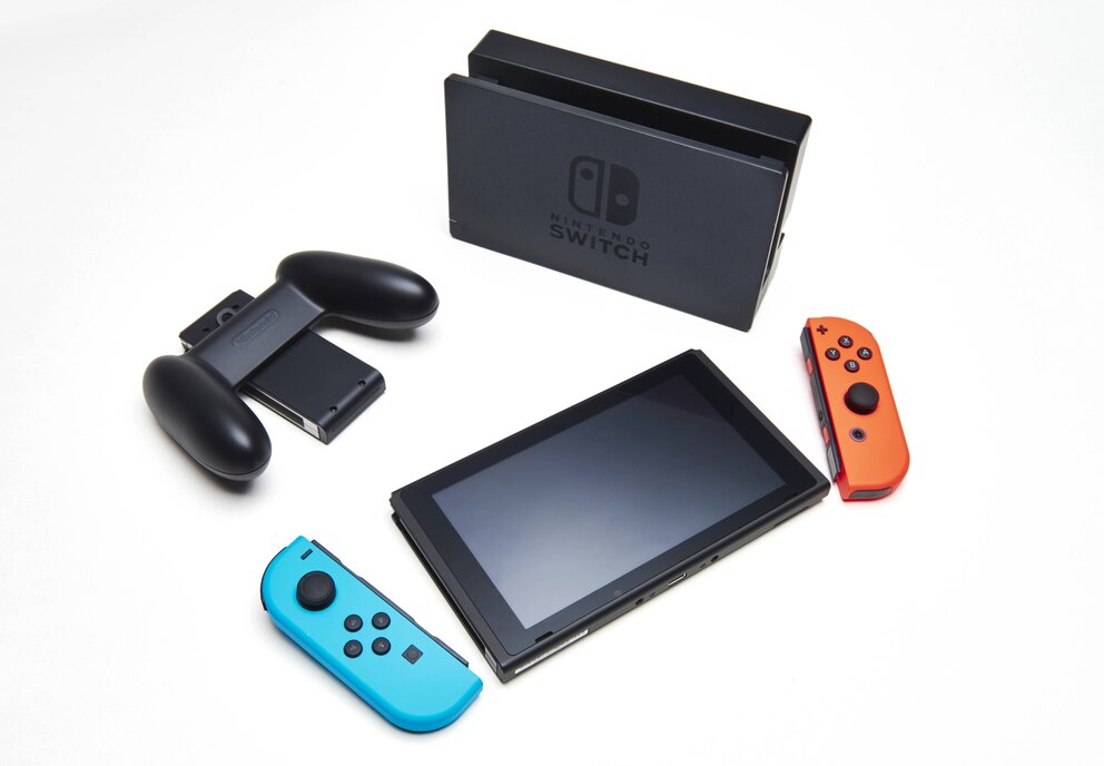  F&uuml;r 329 Euro kriegt man dieses Equipment: Die Konsole, zwei Joy-Con-Controller, eine Halterung und die Basisstation f&uuml;rs Wohnzimmer.<br>Foto: fp