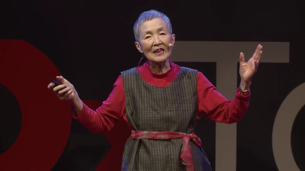 Masako Wakamiya steht auf einer Bühne