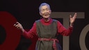 Masako Wakamiya steht auf einer Bühne