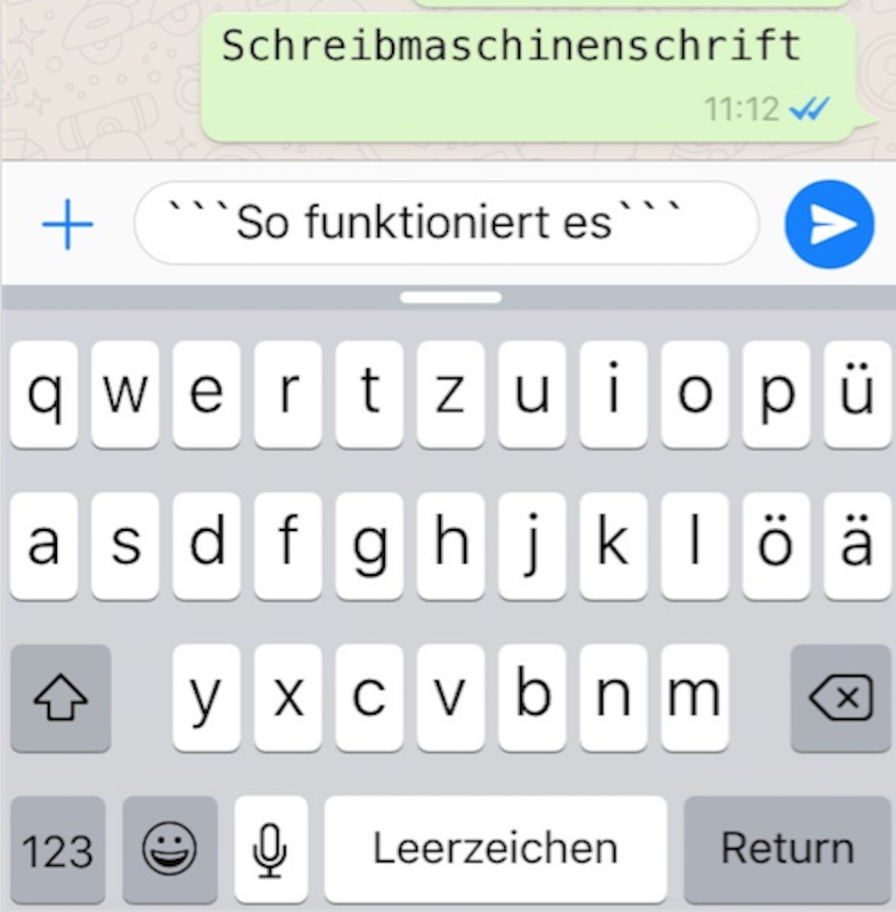 Einfach vor und nach dem gewünschten Text jeweils drei Accents graves einfügen und schon schreibt der Nutzer bei WhatsApp im Schreibmaschinen-Look.