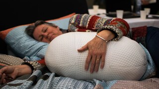 Kissen SOMNOX im Arm einer Frau