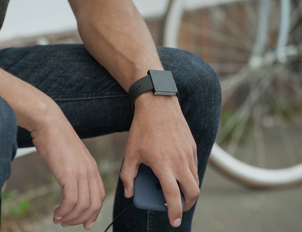  Sieht aus wie eine Smartwatch, ist aber ein tragbarer Subwoofer f&uuml;rs Handgelenk. Dabei erzeugt er keine T&ouml;ne, sondern leichte Vibrationen, die Musik auch auf der Haut erlebbar machen sollen.<br>Foto: Basslet