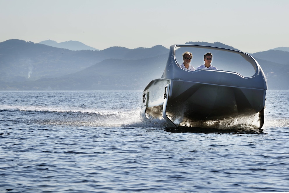 Die Gründer von Sea Bubbles Alain Thebault und Anders Bringdal in einem ihrer Wassertaxis.