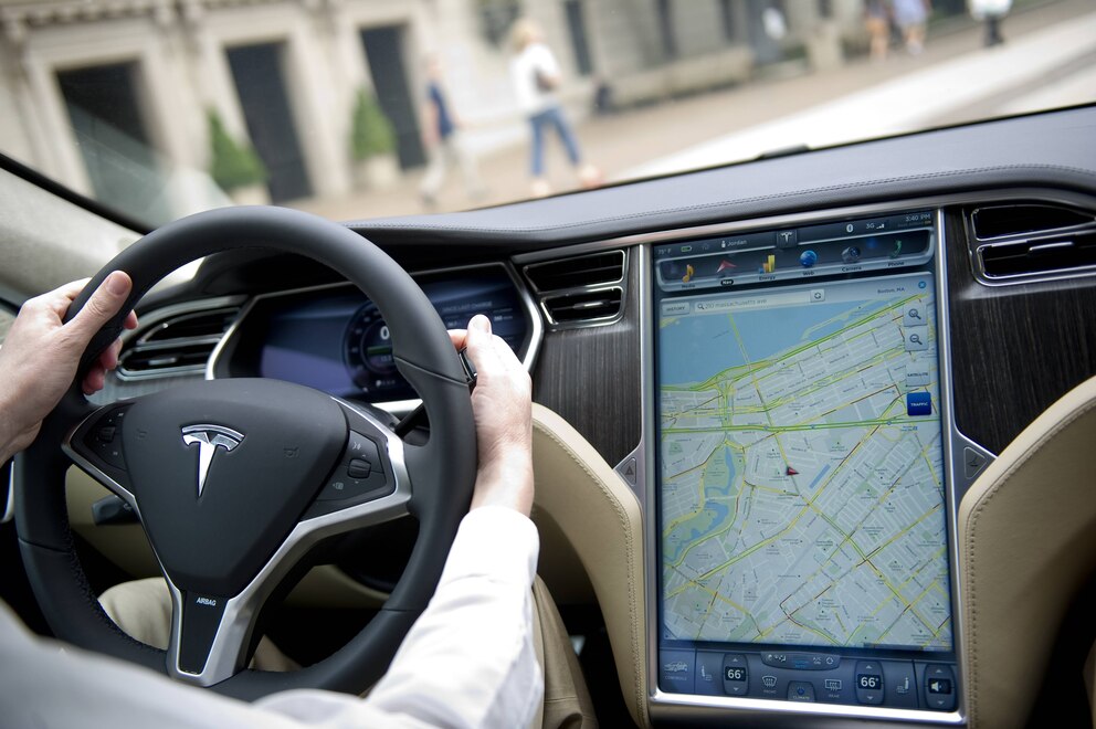  Der Touchscreen in der Mittelkonsole des Tesla Model S hat einen Durchmesser von 17 Zoll. Foto: Getty Images