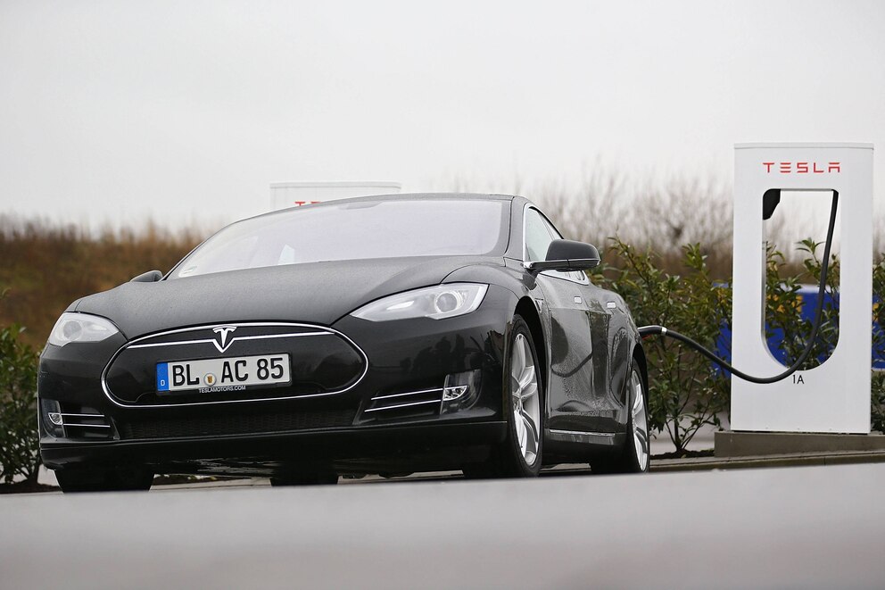  Weltweit und auch in Deutschland: Tesla-Fahrer k&ouml;nnen an sogenannten Superchargern ihr Fahrzeug kostenlos aufladen. Foto: Getty Images