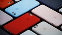 iPhones mit farbigen Hüllen