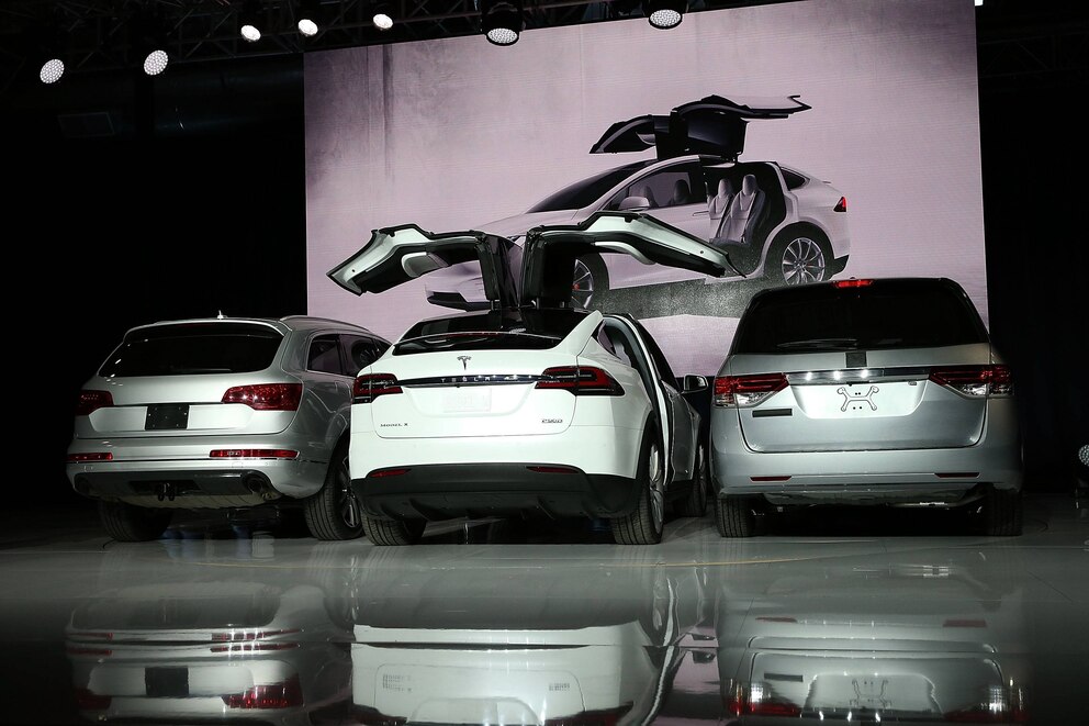  Die Fl&uuml;gelt&uuml;ren des Model X sind auch in Parkl&uuml;cken praktisch sowie ein echter Hingucker. Foto: Getty Images