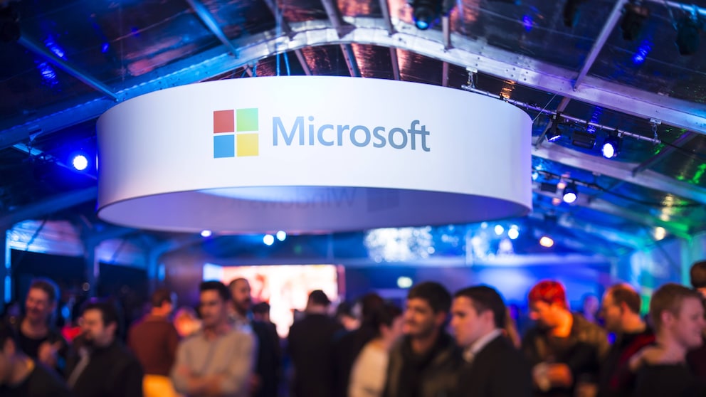 Messehalle mit Microsoft-Stand