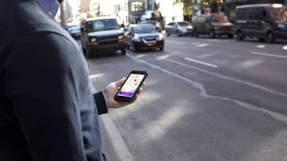 Mann hält Handy in der Hand mit GPS Ortung
