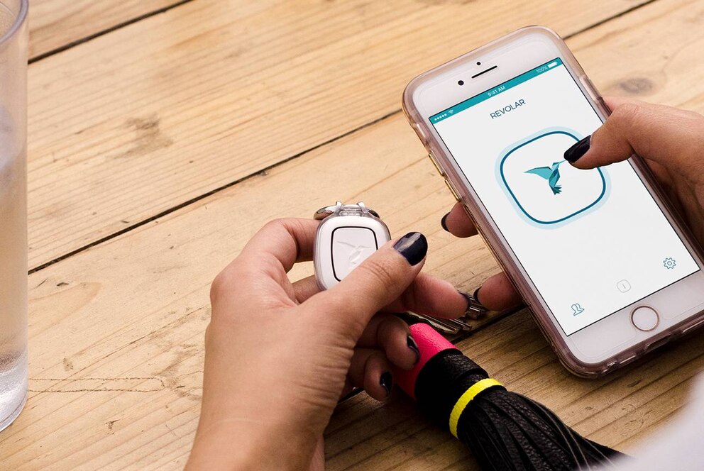 Der Schlüsselanhänger ist mit einer App auf dem Smartphone verbunden.
