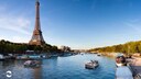 Wassertaxis auf der Seine vor dem Eiffelturm
