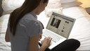 Sie bekommen bei Facebook regelmäßig merkwürdige Freundschaftsanfragen von unbekannten Frauen? Dahinter stecken oft Fake-Profile.