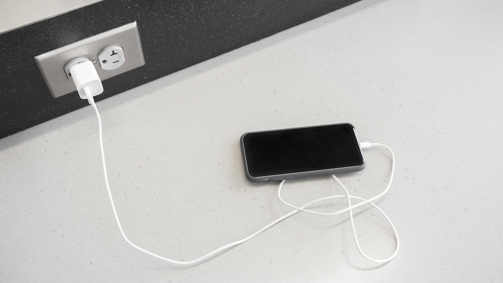 Smartphone an der Steckdose
