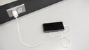 Smartphone an der Steckdose