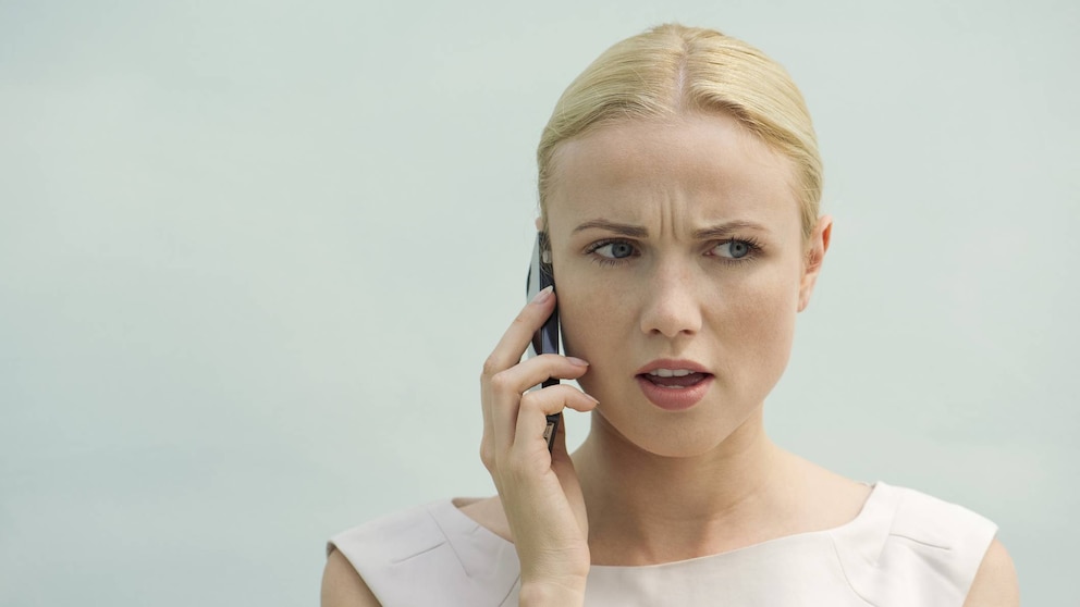 Frau telefoniert und ist verärgert
