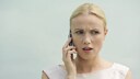 Frau telefoniert und ist verärgert
