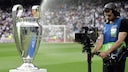 Mann filmt den Champions-League-Pokal