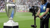 Mann filmt den Champions-League-Pokal