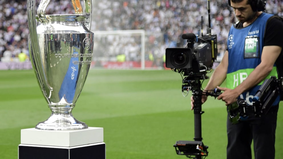 Mann filmt den Champions-League-Pokal