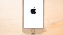 iPhone 7 wird geladen. Das iPhone 8 wird vielleicht schon via WLAN aufgeladen werden können.
