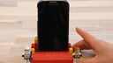 Bauen Sie sich eine Handyhalterung aus Legosteinen.