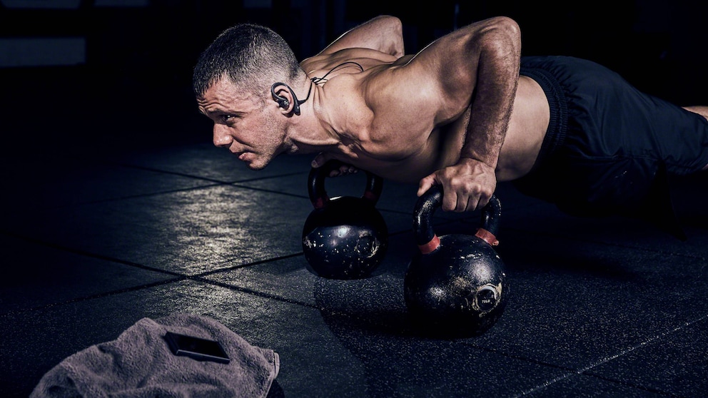 Bluetooth-Kopfhörer sind besonders praktisch beim Sport, da keine Kabelverbindung zum Smartphone nötig ist.