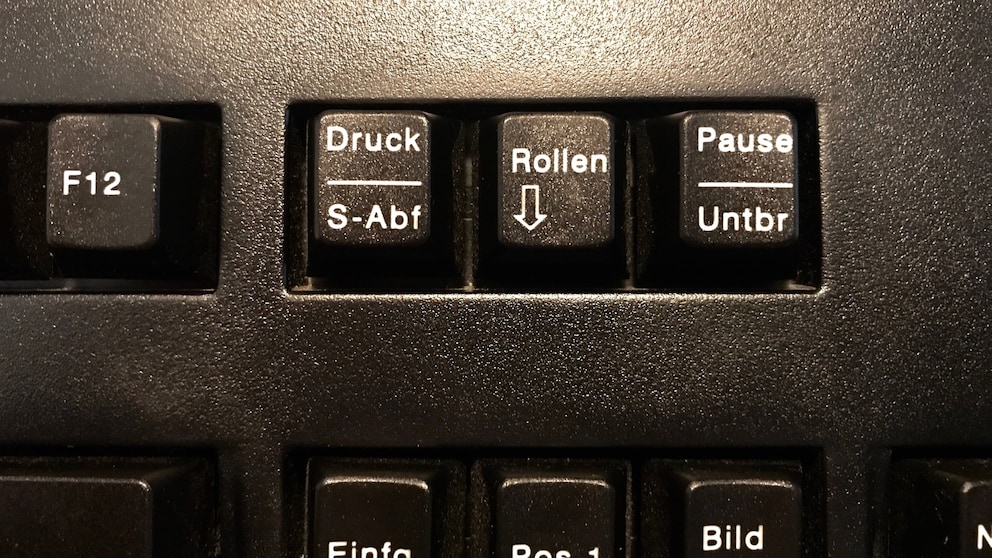 Nahaufnahme der Tasten „Druck“, „Rollen“ und „Pause“ auf einer Tastatur.