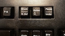 Nahaufnahme der Tasten „Druck“, „Rollen“ und „Pause“ auf einer Tastatur.