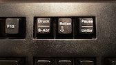 Nahaufnahme der Tasten „Druck“, „Rollen“ und „Pause“ auf einer Tastatur.