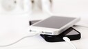 zwei iPhones beim Laden