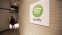 Das Spotify-Logo hängt an einer Wand