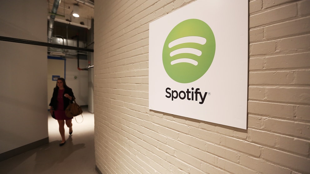Das Spotify-Logo hängt an einer Wand