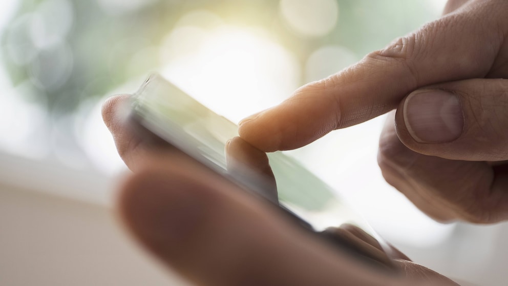 Finger auf Smartphone-Touchscreen