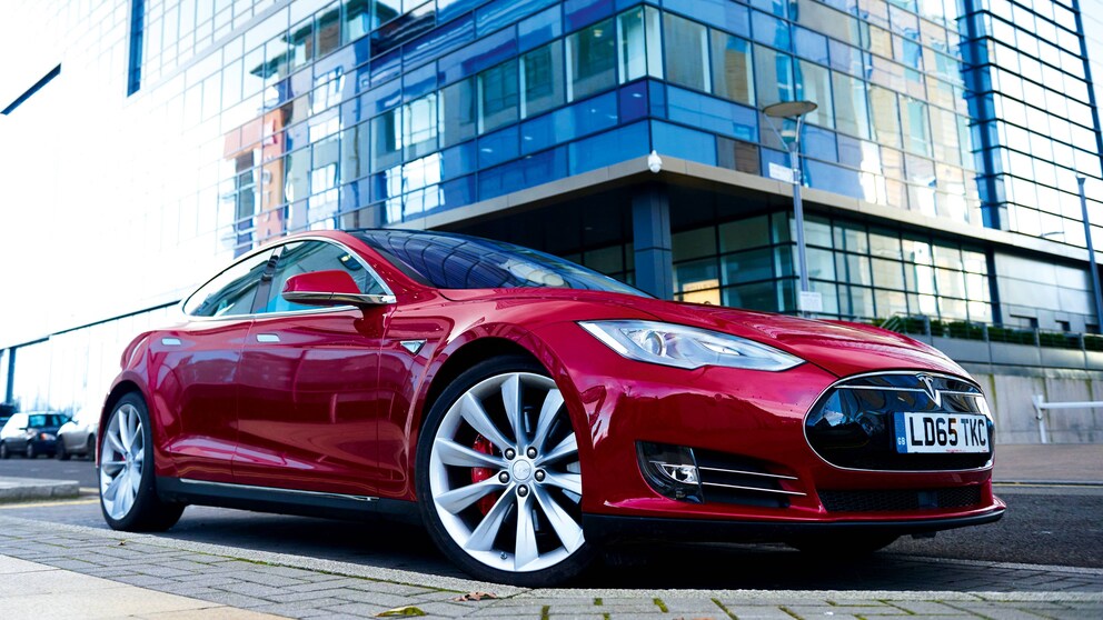 Ein hauseigener Streaming-Dienst könnte bald in Teslas Elektroautos integriert sein.