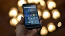 Hand hält Android-Smartphone.