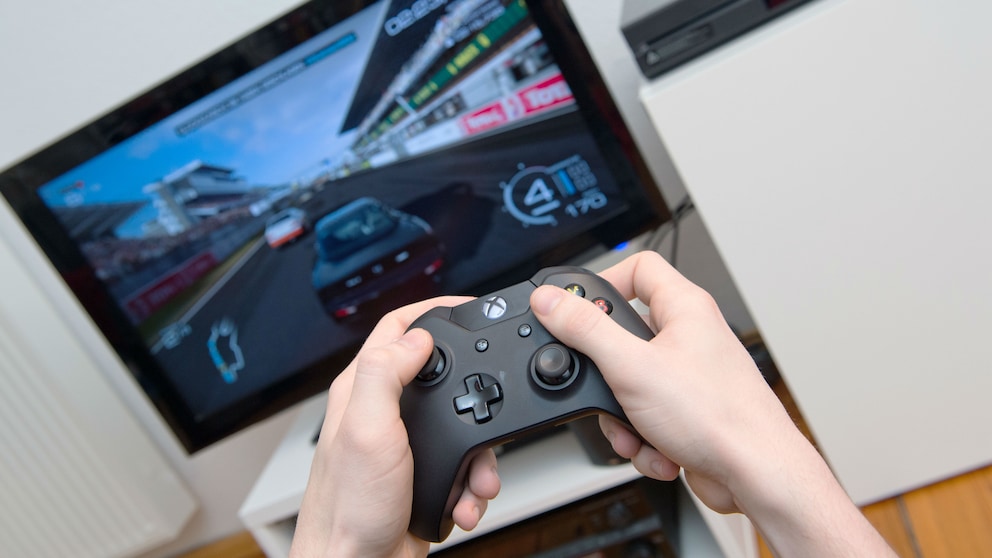 Fernseher mit Xbox-One-Controller