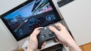 Fernseher mit Xbox-One-Controller