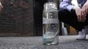Wasser und Hammer mussten die Geräte im Test aushalten. Doch Daten-Experten konnten trotzdem noch unsere Probedatei wiederherstellen.